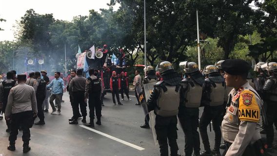 Ini Alasan Polisi Bubarkan Aksi Buruh Soal UMP di Balai Kota DKI