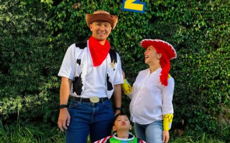 Gaya Keren Keluarga Nikita Willy Cosplay Karakter Toy Story saat Rayakan Halloween