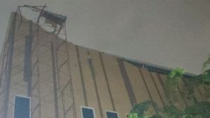 Angin Kencang Bikin Atap GOR Kemayoran Ambruk Timpa 11 Motor