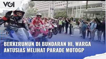 视频：人群，热情的居民观看MotoGP游行