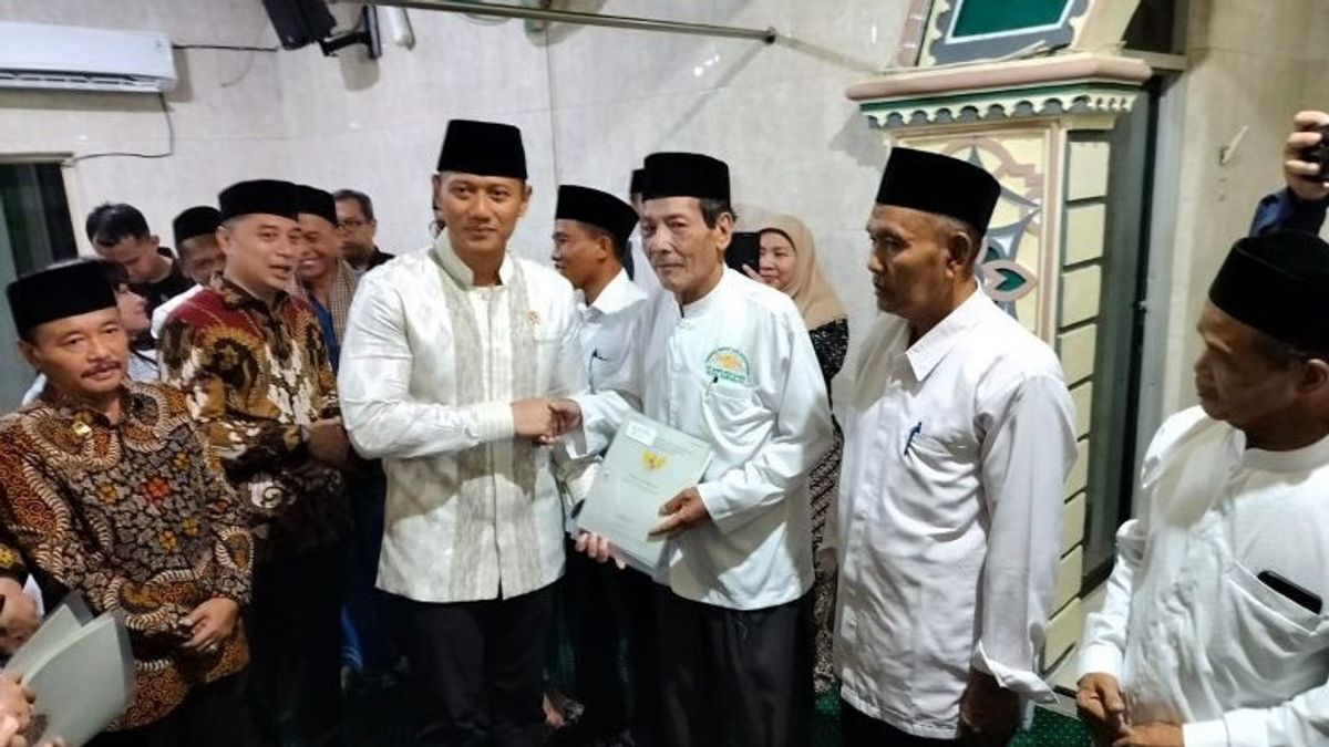 Minister AHY Distributes Land Certificates In Surabaya