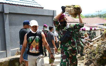 Di Mamuju, TNI AL Kerja Bakti Buka Jalan