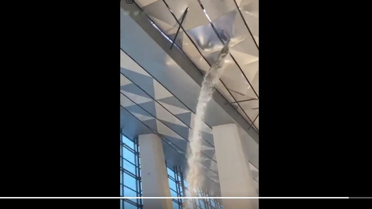 Benarkan Video Viral ‘Air Terjun’ di Terminal 3 Bandara Soekarno-Hatta, Angkasa Pura II: Area Sudah Disterilisasi
