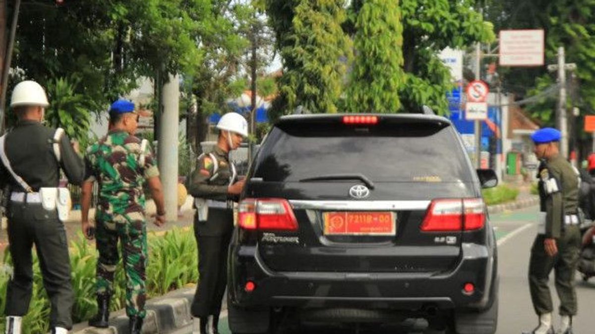 Ada Razia Penggunaan Pelat Dinas TNI di Jatinegara