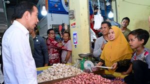 Tinjau Pasar Merdeka Kaltim, Jokowi Sebut Harga Cabai dan Bawang Turun