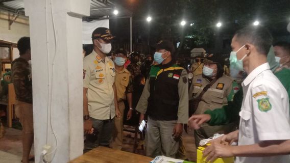  Razia PPKM Level 4 di Medan, Satgas COVID-19 Langsung <i>Swab</i> Pengunjung di Kafe