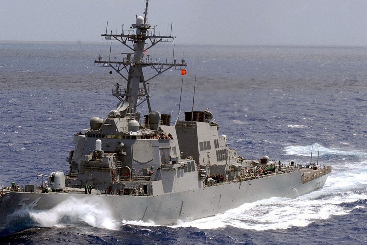 中国 南シナ海から米国ミサイル駆逐艦を追放
