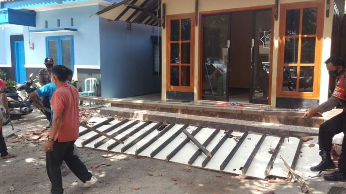 عدد من المباني في بليجينسي بليتار تضررت من زلزال مالانغ