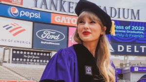 Taylor Swift Terima Gelar Doktor Kehormatan: Kita Akan Tumbuh Lebih Tangguh