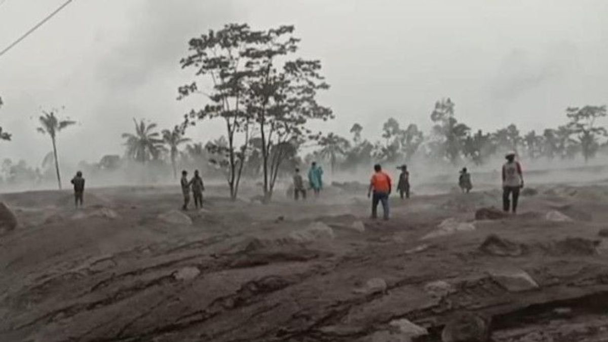 Gunung Semeru Naik Status ke Level Awas, Gubernur Khofifah Minta Warga Lumajang Tak Perlu Panik karena Jalur Evakuasi Sudah Disiapkan