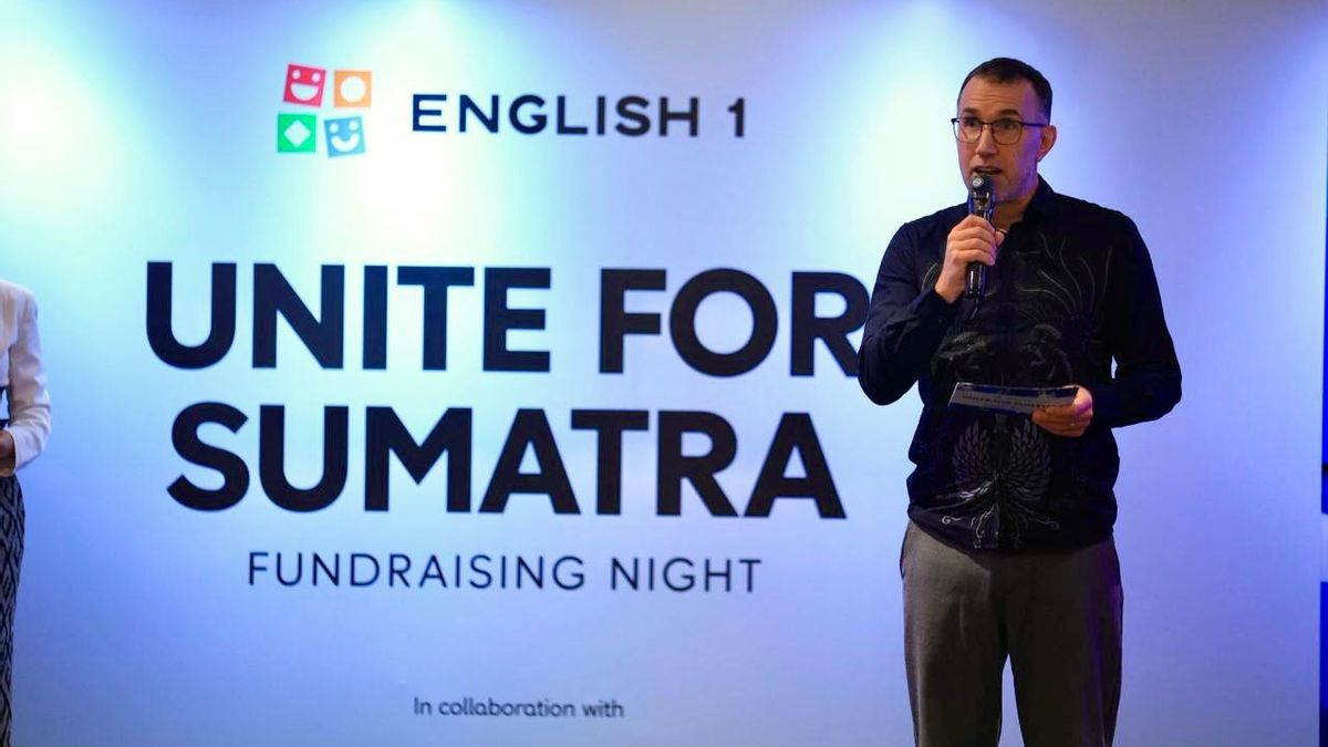 English 1 Galang Rp100 Million for Children Affected by Sumatra Floods