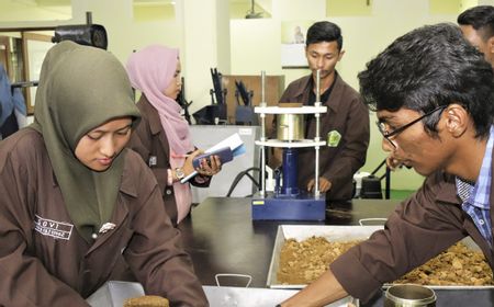 CSR BUMN Merevitalisasi Laboratorium Universitas Bung Hatta Sumbar