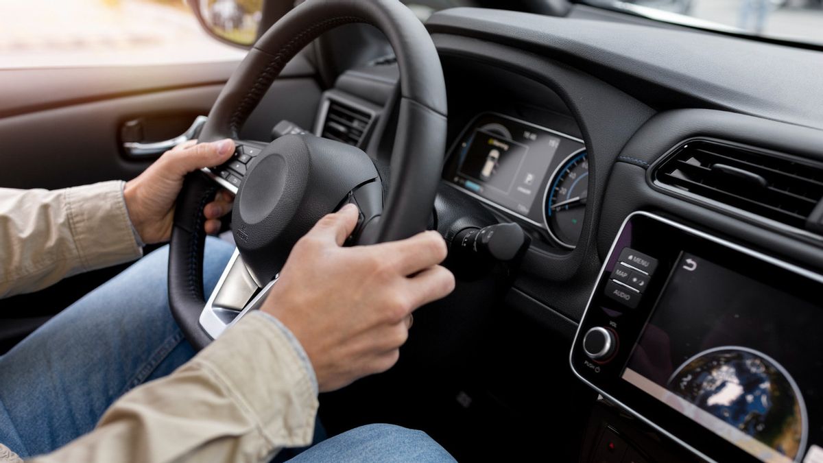 車を運転する際の手の位置、適切で快適な動きは何ですか?