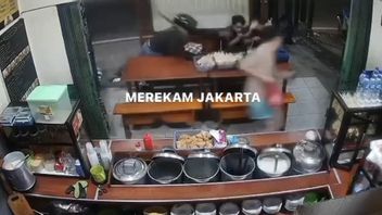 在Warkop 24小时吃面条时玩手机的乐趣，Begal Bercelurit接近Kemang Jaksel的年轻人