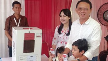 Ahok avec son épouse et son fils pour le TPS 60 Pluit Nyoblos Pilkada Jakarta