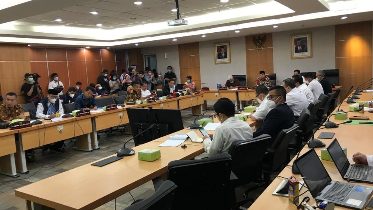 DKI B委员会DPRD提出了Pansus Usut Transjakarta事故的形式