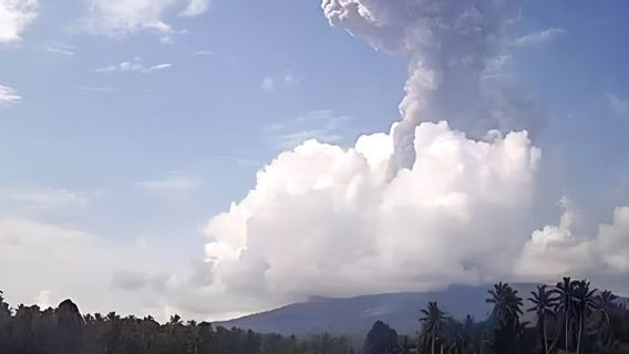 星期二早上,马鲁特卢库兰阿布火山爆发Ebu Gunung高达4公里