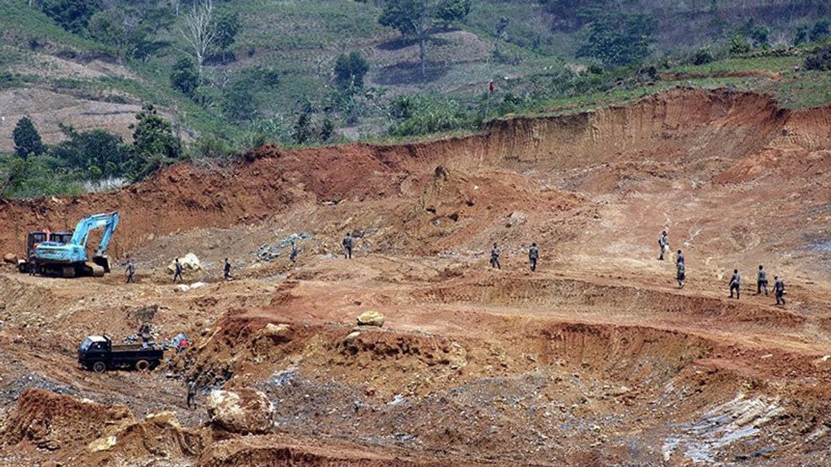 2,700カ所に広がるエネルギー鉱物資源省が違法採掘の悪影響を説明