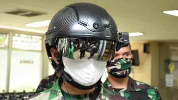 Le TNI A Un Casque Pour Détecter La Température Corporelle Qui Peut être Utilisé Jusqu’à Une Distance De 10 Mètres