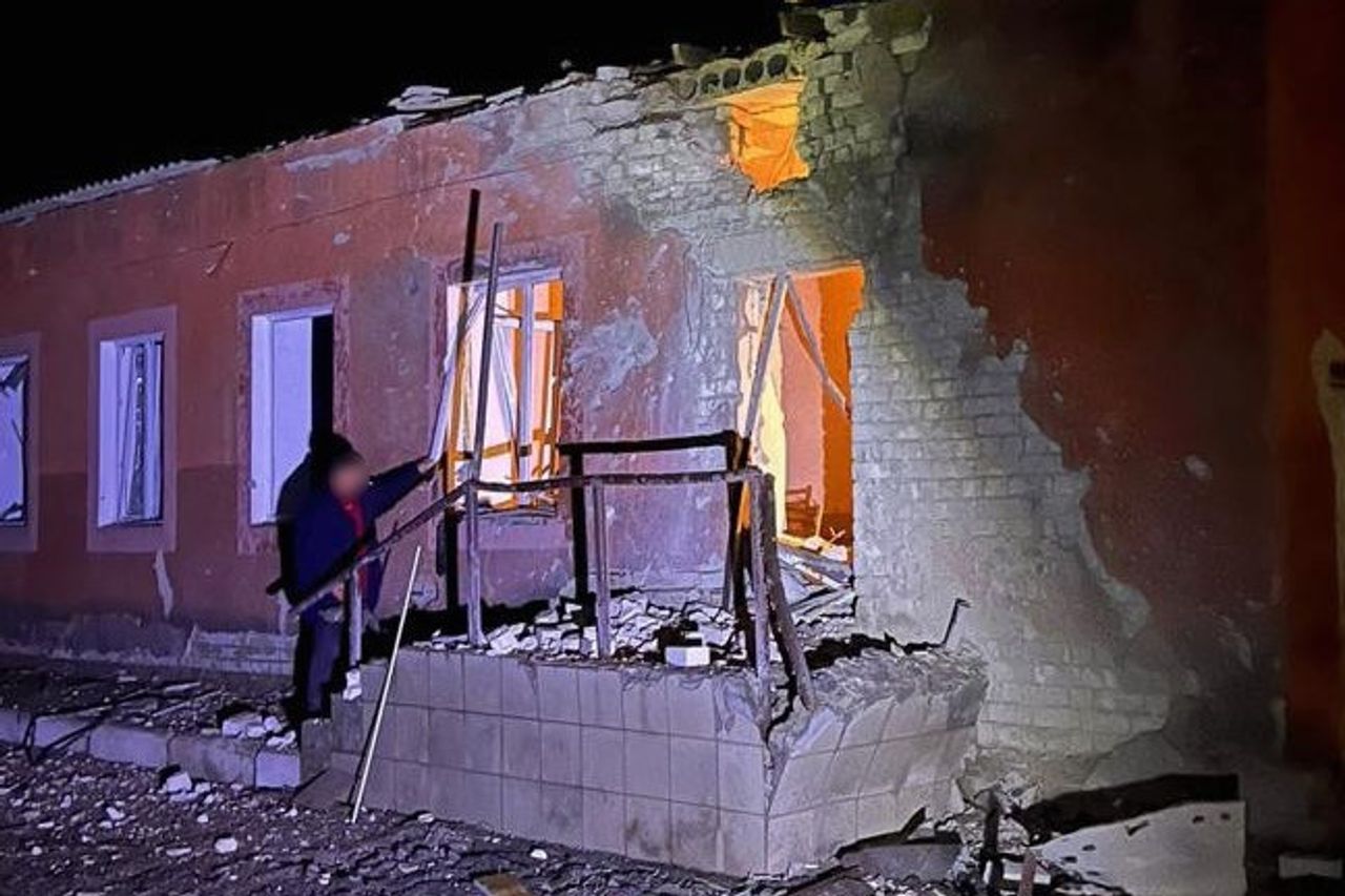 ロシアは数十発のミサイルでヘルソン市を攻撃し、集落と市民インフラを攻撃します