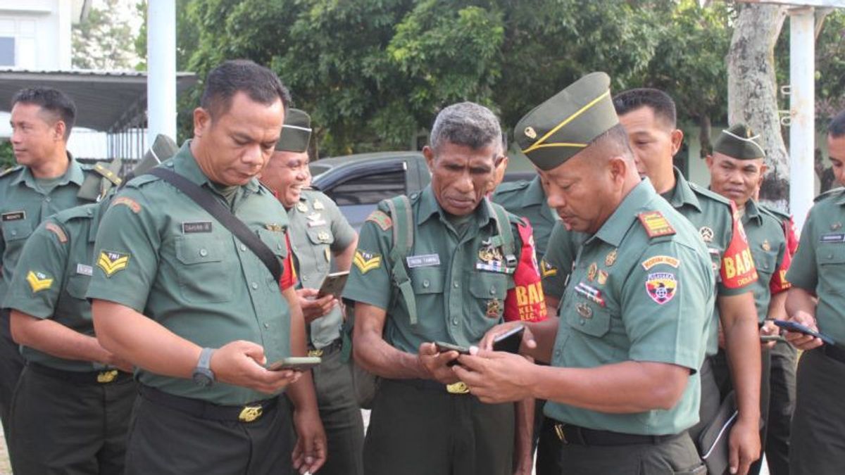 Preventing Soldiers From Being Lulled In Online Gambling, TNI Members' Cellphones In Central Lombok Are Checked