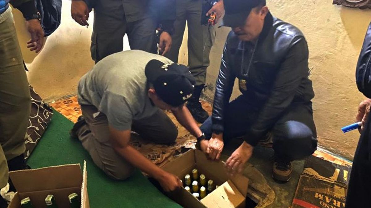 Jamu stand à Garut Propriété par boissons d’alcool, Satpol PP Kuras Contient dans la saisie