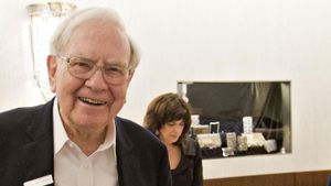 Warren Buffett Jual Hampir Setengah Saham Berkshire di Apple