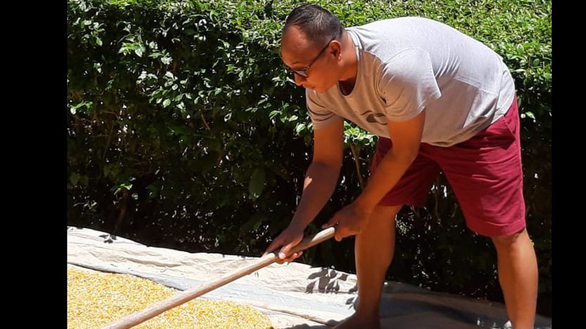 Rasamala Aritonang, A Former KPK Employee Who Now Chooses To Farm In His Hometown