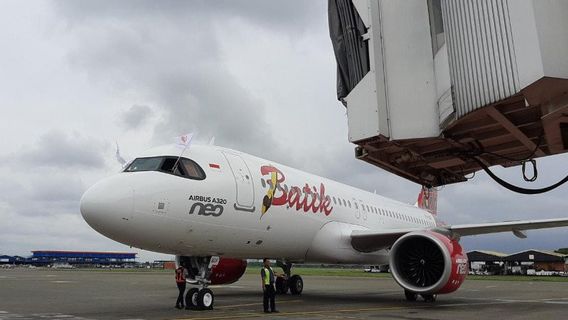 KNKTは、パイロットが眠りに落ちたためにバティック航空の飛行機が線路から外れたと言いました