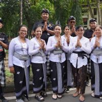 Muncul Pecalang Wanita, Awasi Busana Pengunjung Pura di Bali