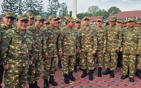 Kenakan Pakaian Militer, Kabinet Merah Putih Latihan Baris Berbaris Dipimpin Prabowo