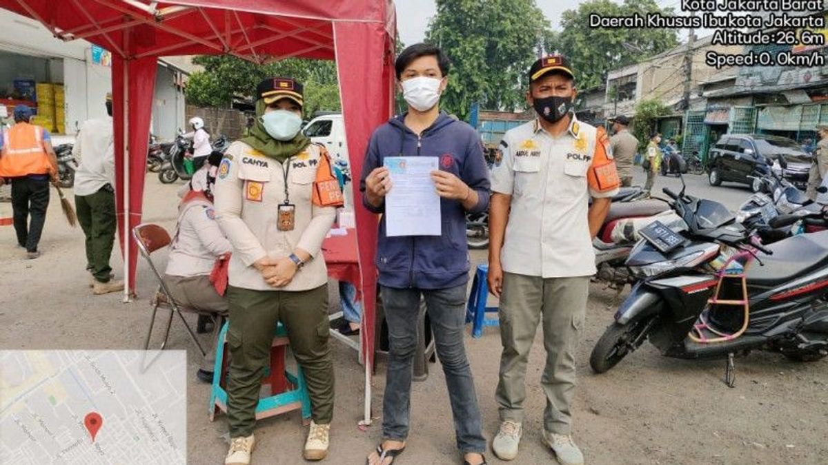 Forgot To Wear Masks, Tens Of Residents Of Kalideres West Jakarta Were Sanctioned Sweeping The Streets