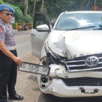 Petugas Tutup Jalan Nasional Trenggalek Usai Batuan Tebing Timpa Mobil