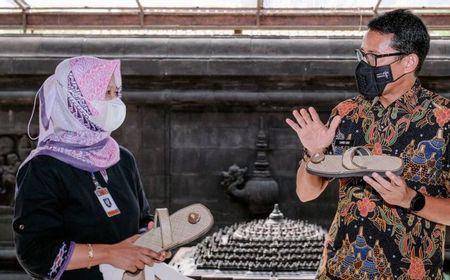 Jaga Keutuhan Cagar Budaya, Pengunjung Candi Borobudur Harus Pakai Sandal Khusus