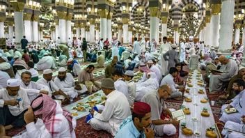 Cerita Menarik Puasa di Tanah Suci: Santap Takjil di Masjid Nabawi Harus Habis Dalam Waktu 10 Menit