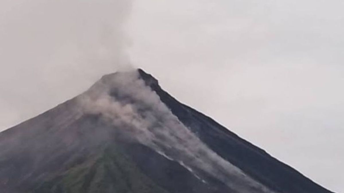 溶岩雪崩はまだ下がっており、住民はカランゲタン山スルトのラディウス危険を遵守するよう求められています