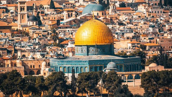 La Tombe D’un Martyr Près De La Mosquée Al Aqsa Rata Expulsée Par Israël Utilise Du Matériel Lourd