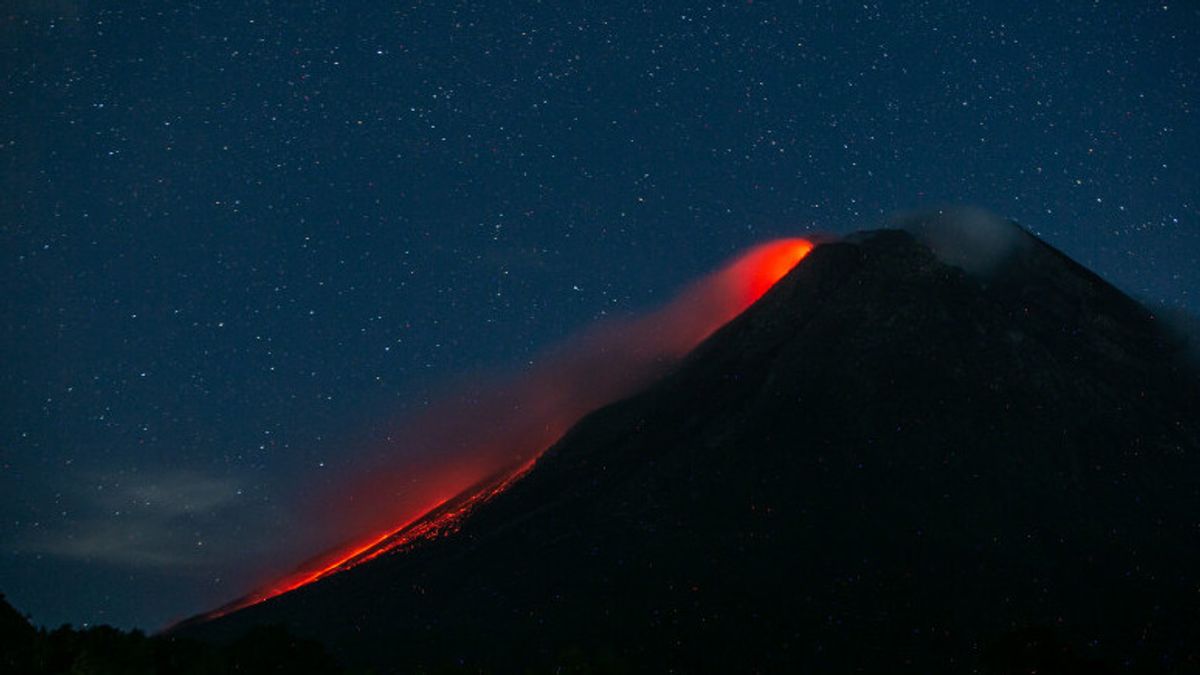 Mount Merapi Today: 19 Times Launched Incandescent Lava Falls