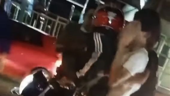 <i>Bar-bar!</i> Gara-gara Salah Paham di Jalan, Pengendara Motor Diteriaki Maling dan Dipukuli Warga di Kawasan Ciputat