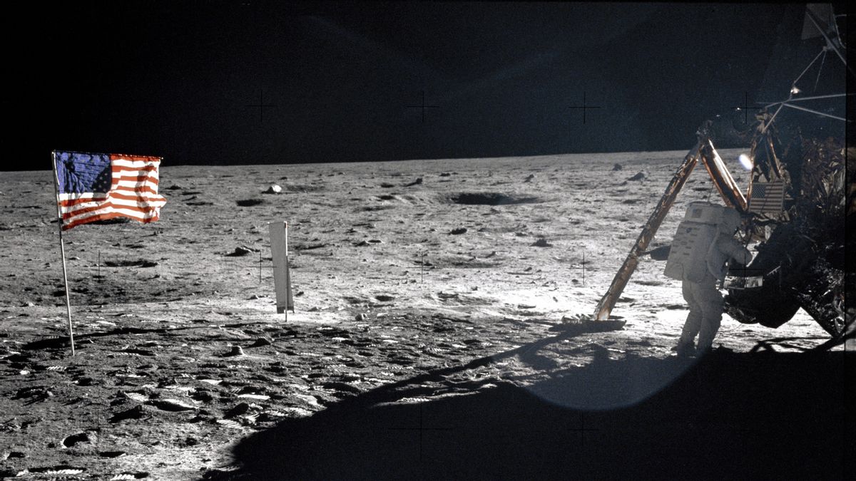 استغرق الأمر ما يقرب من عقد من الزمان لنيل ارمسترونغ لتخطو على سطح القمر