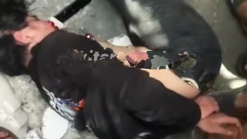 2人のオートバイ泥棒、ババック・ベルル、ジャクット・コジャ住民に襲われる