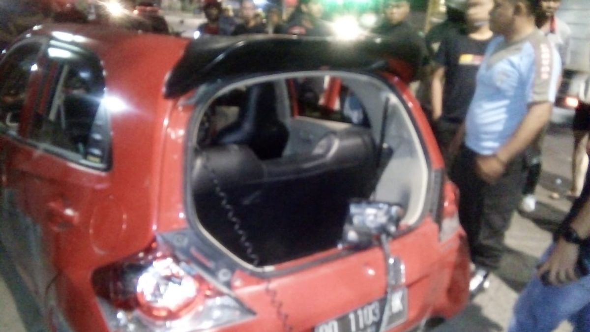 مجموعة آلية مطاردة موبيل في ماكاسار، ورمي السيارة على حتى الضحية بالرصاص من قبل القوس