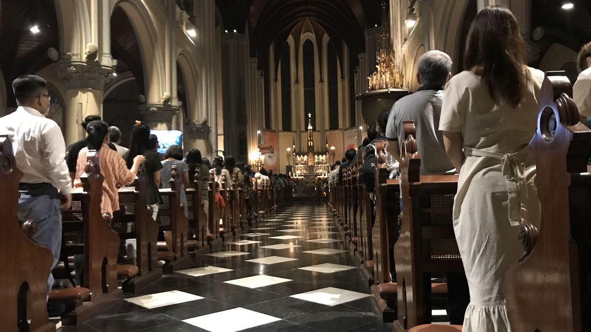 Ibadah Misa Natal di Gereja Katedral Berjalan Penuh Khidmat