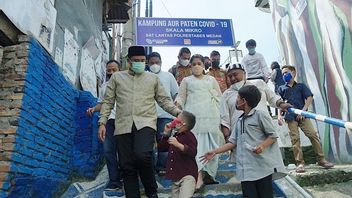 开斋节，鲍比·纳苏提翁-卡希扬·阿尤参观奥尔棉兰村被洪水淹没的居民