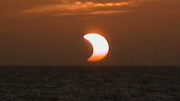 Tomorrow The Parsial Sun Eclipse Will Ornamentalize The Sky, Indonesia Participated?