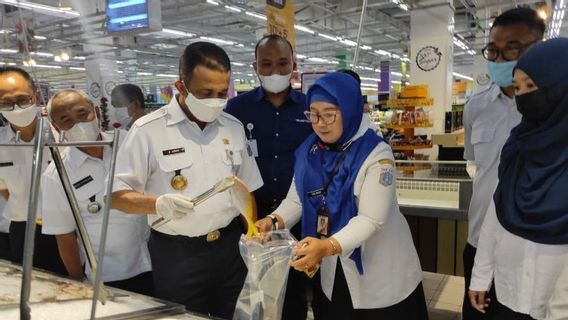 Sudin KPKP Jaktim و BPOM يعثران على طعام منتهي الصلاحية في محلات السوبر ماركت