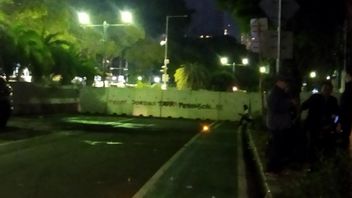 ブバール抗議者の群衆、KPU RI事務所の前のイマームボンジョルロードの2つのセクションはまだコンクリートフェンスで閉鎖されています