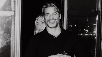 ジェニファー・アニストンがインスタグラムで新ボーイフレンドを披露するジム・カーティス