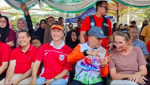 Dubes Belanda untuk Indonesia Marc Gerritsen Nonton Lomba HUT RI di Sungai Kalimalang