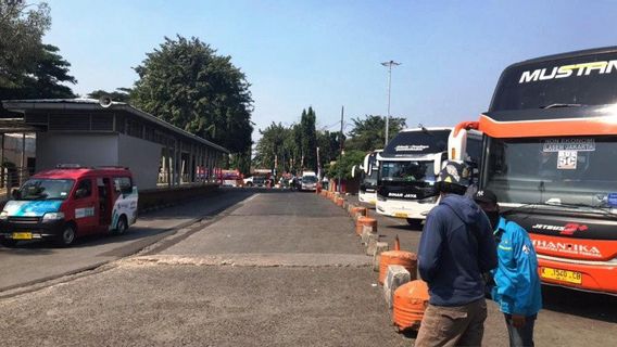 Le Terminal De Kalideres Ne Part Que De 2 Passagers De Bus Vers Jepara